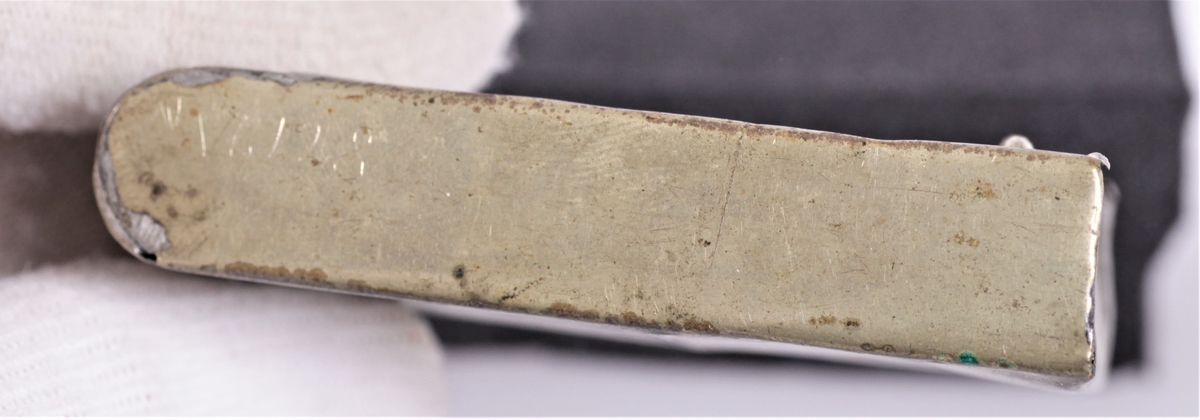 Esken har leddet skyvelokk som forsvinner i den dobbelte bunn, riveflate på den ene siden