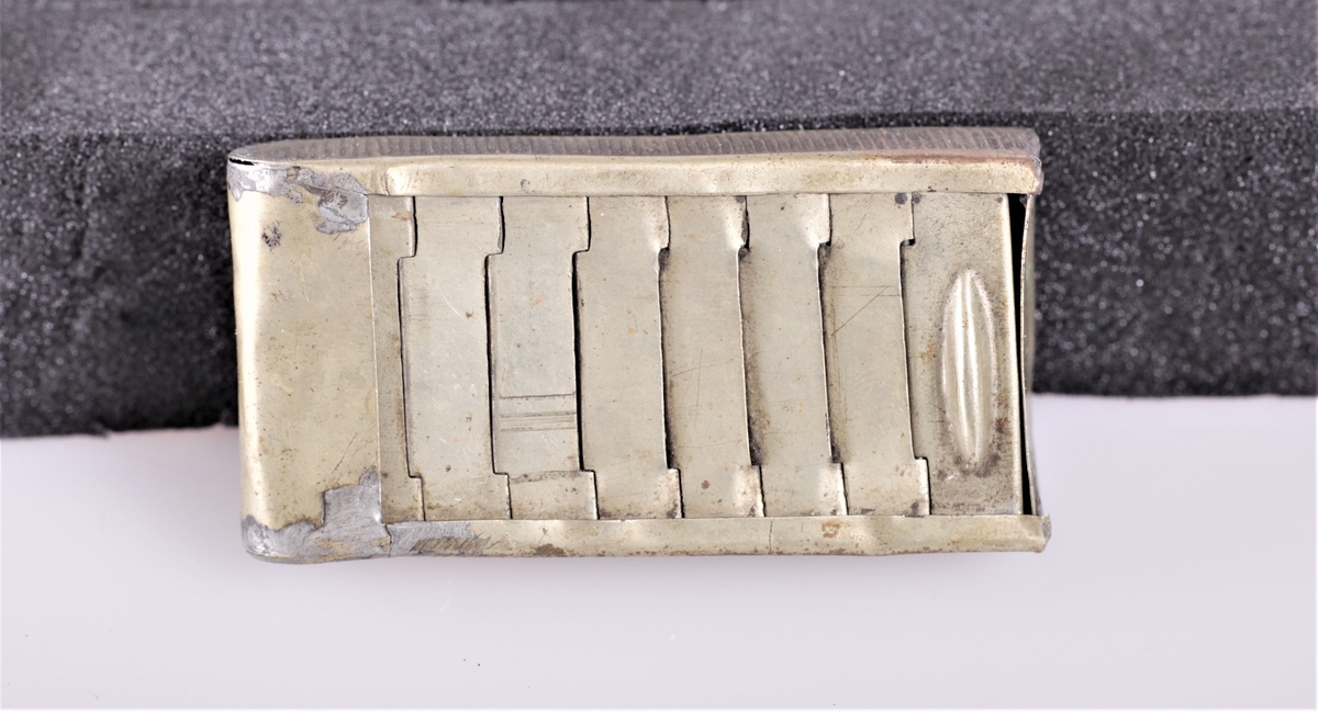 Esken har leddet skyvelokk som forsvinner i den dobbelte bunn, riveflate på den ene siden