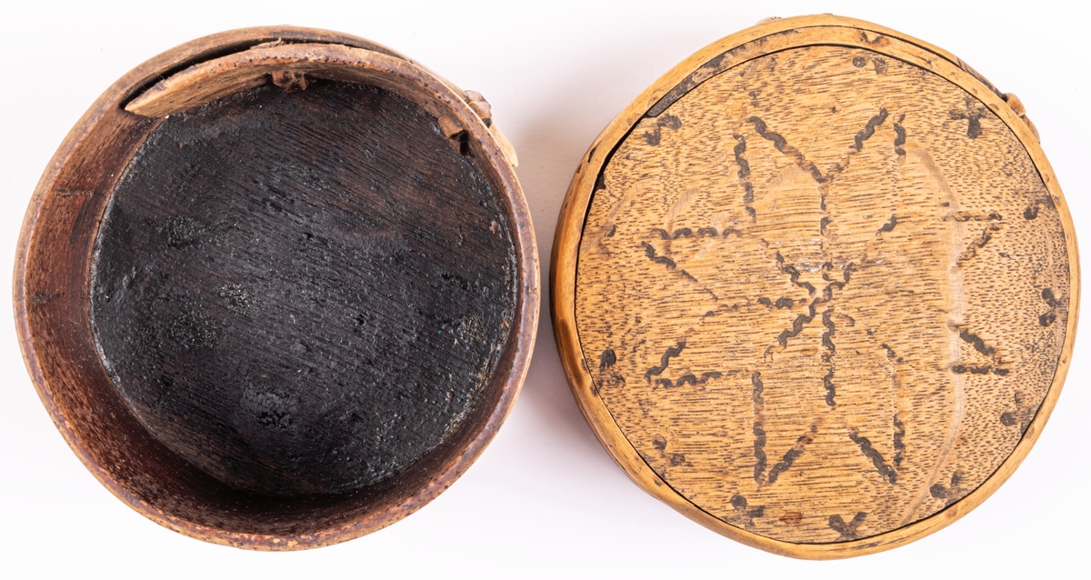 Ask, ornerad genom brännstämpling. I botten märkt 1783.
I svepteknik, rund med lock. Botten och lock av ek. Ornament: fyrbladiga rosor samt krusiga linjer.