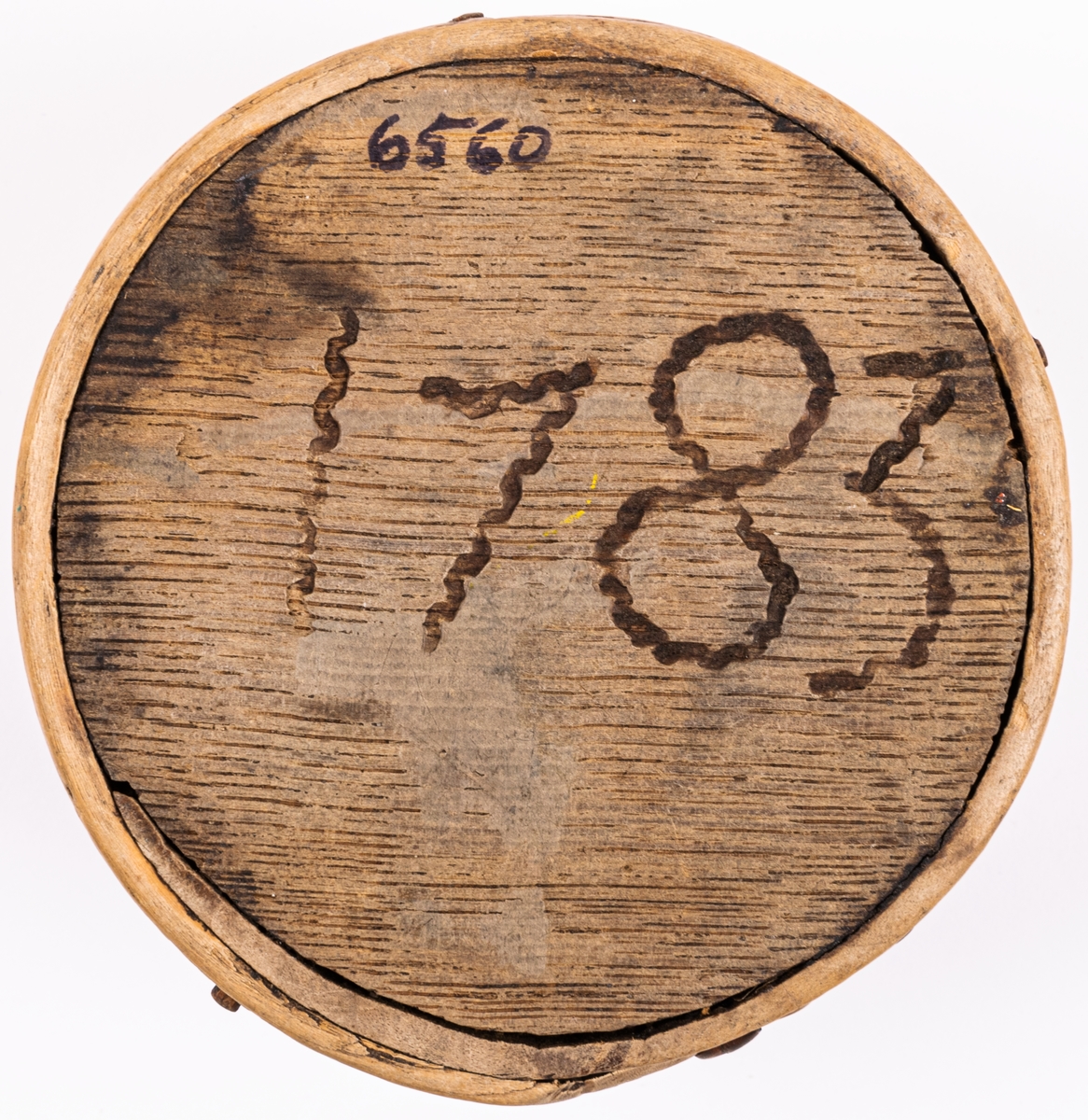 Ask, ornerad genom brännstämpling. I botten märkt 1783.
I svepteknik, rund med lock. Botten och lock av ek. Ornament: fyrbladiga rosor samt krusiga linjer.