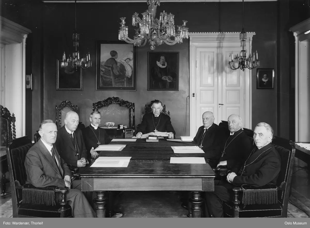 møtelokale, menn, biskoper, illegalt bispemøte