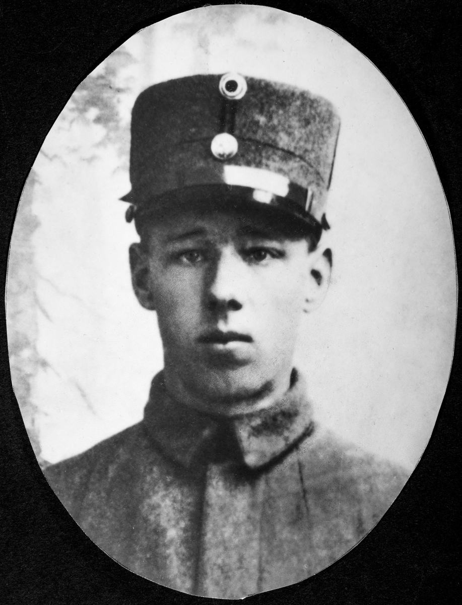 Kristian Engen. 1889-1962. Kristian og familien bodde på plassen Birkeli under Lundgård lille i Ottestad.