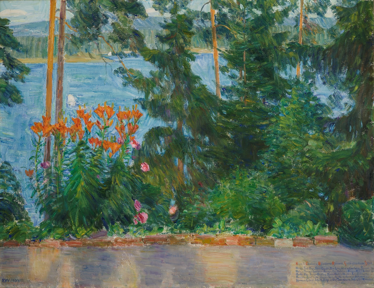 I forgrunnen en sti kantet med teglstein. Bak keiserkroner og furustammer skimtes sjøen.