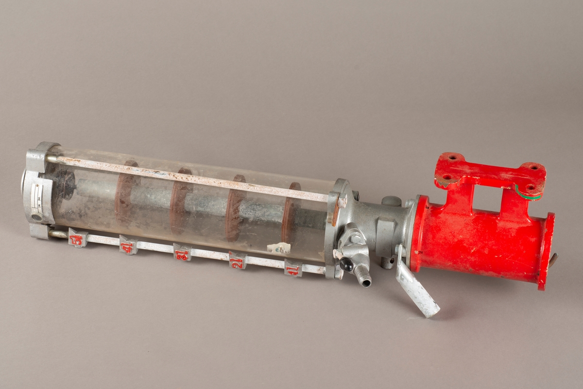 Bensinpumpe til å henge på vegg. Brukt til å manuelt pumpe opp og flytte på bensin. Rommer 5 liter.
Mangler pumpedelen.