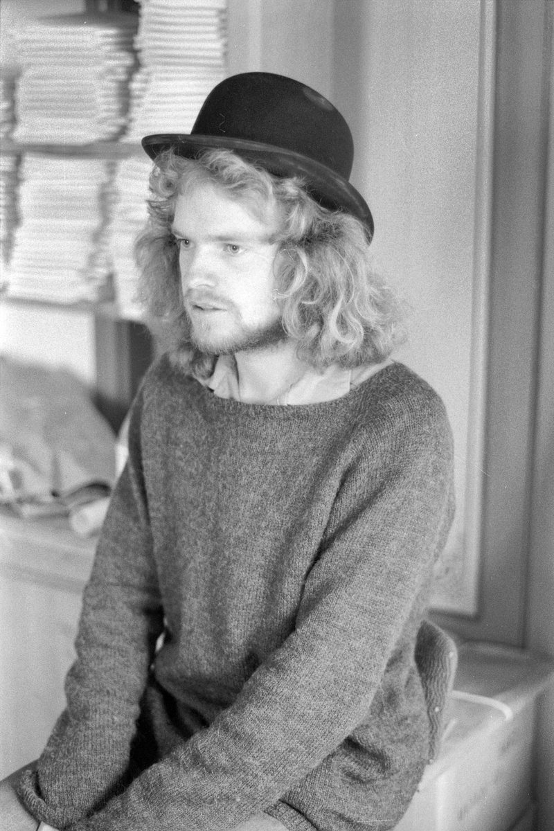 ERIK MOSTUE. 