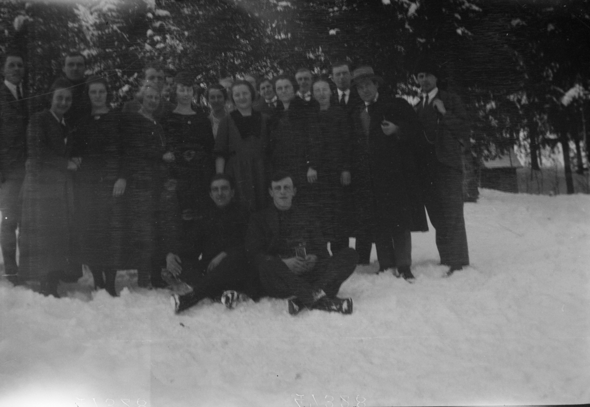 En gruppe mennesker poserer i snøen.