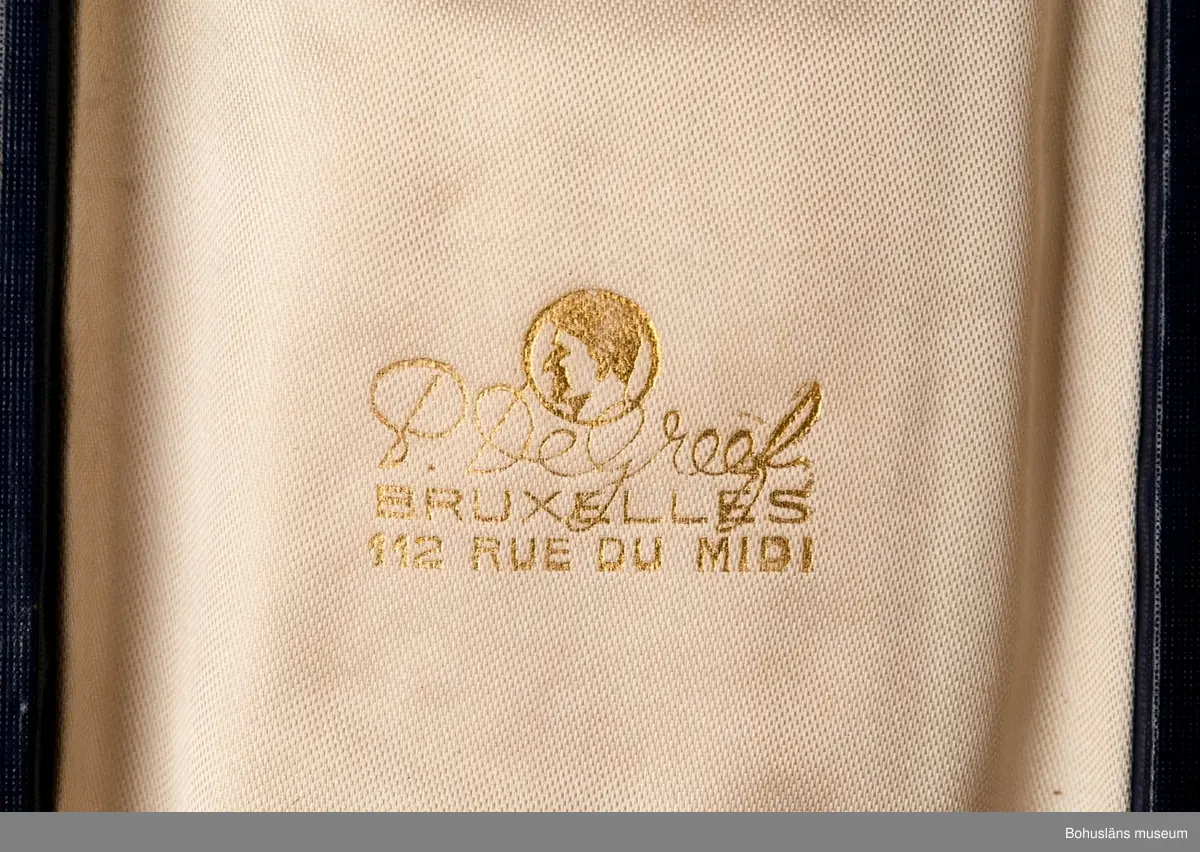 Tolv ordensminiatyrer fördelade och fastsydda på två nålar av guldfärgad metall. 

Ur punktnummerkatalogen 1958-1976:
Kapten E. Göransson, Kungsbacka