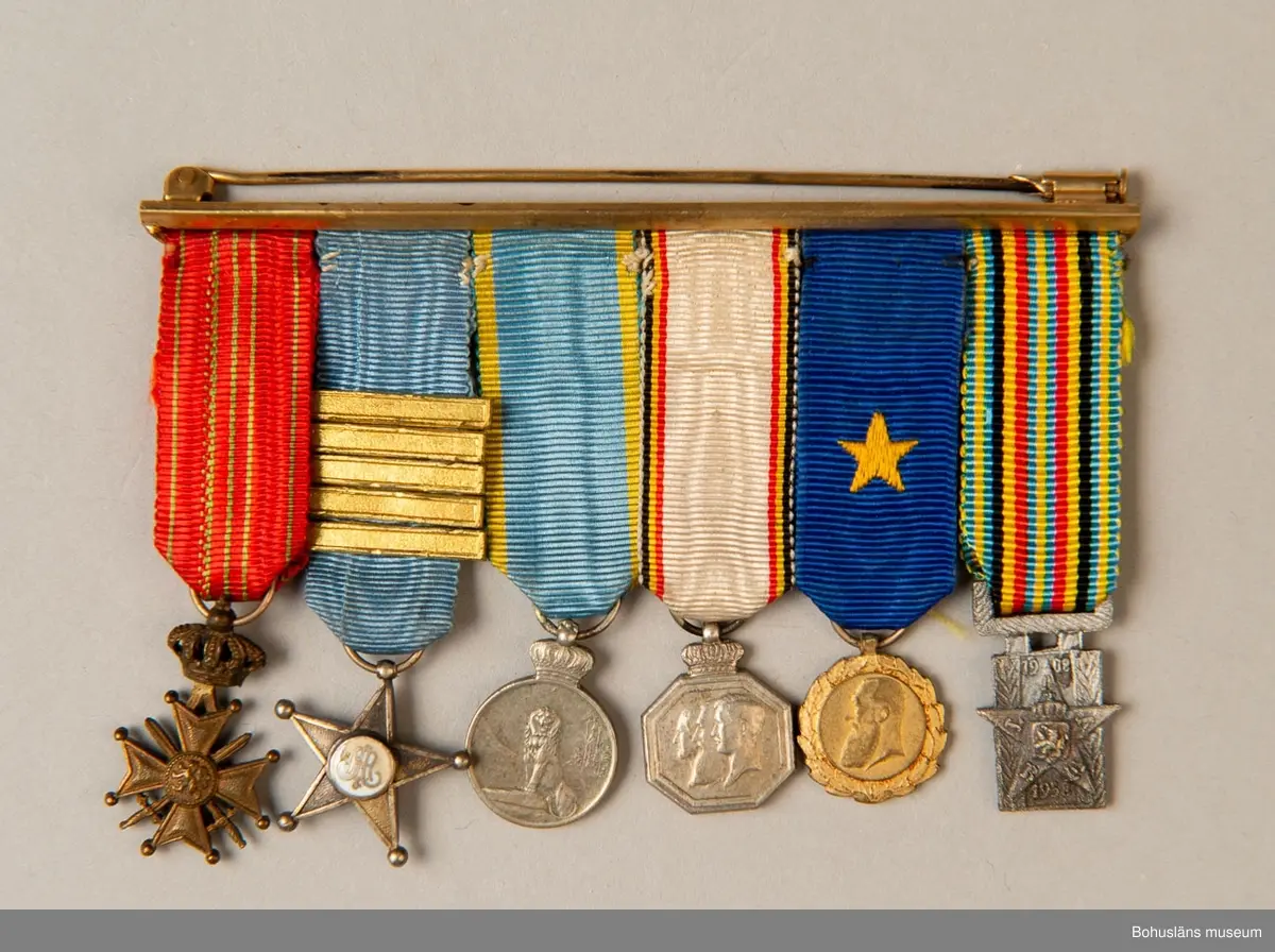 Tolv ordensminiatyrer fördelade och fastsydda på två nålar av guldfärgad metall. 

Ur punktnummerkatalogen 1958-1976:
Kapten E. Göransson, Kungsbacka