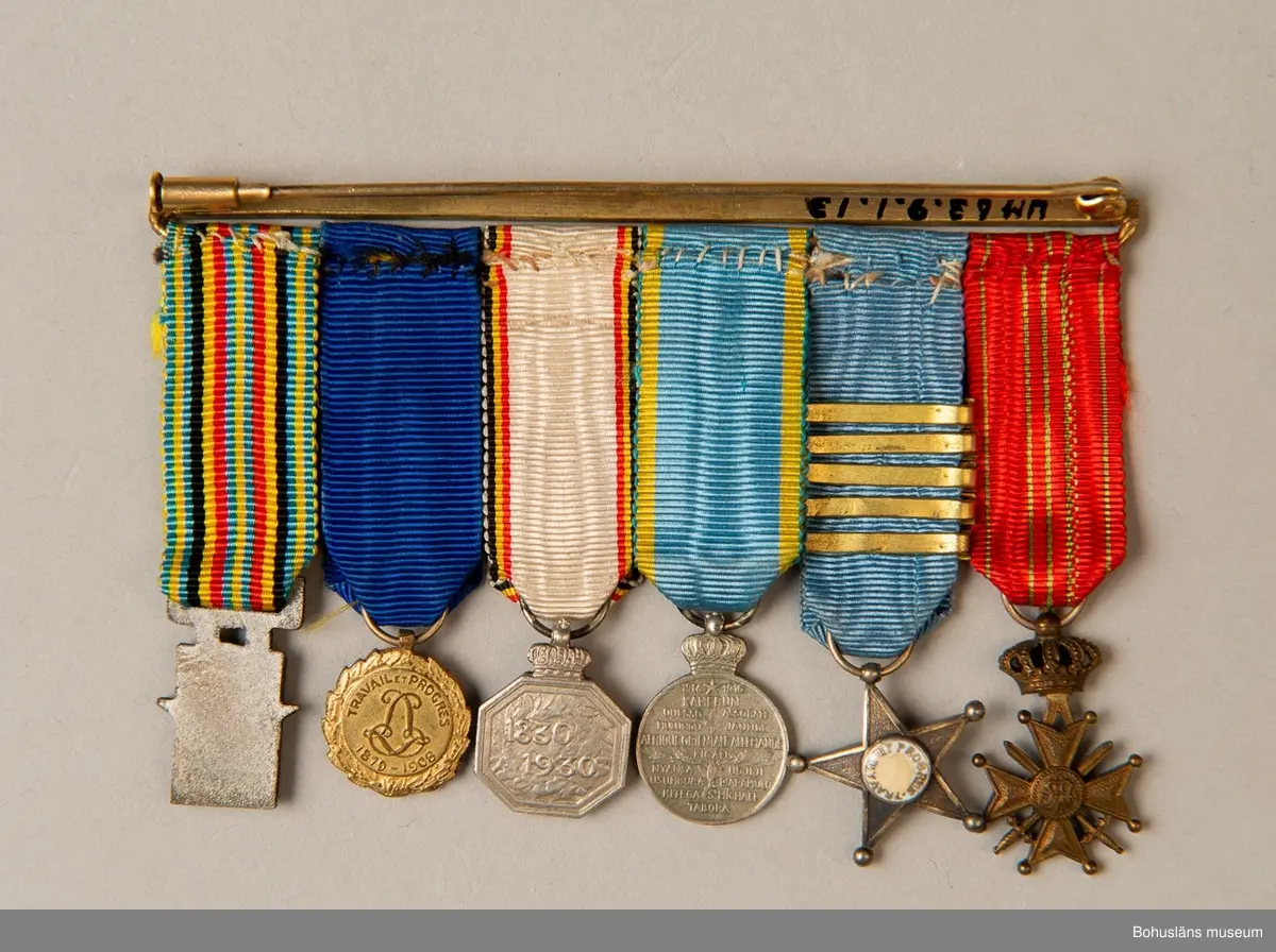 Tolv ordensminiatyrer fördelade och fastsydda på två nålar av guldfärgad metall. 

Ur punktnummerkatalogen 1958-1976:
Kapten E. Göransson, Kungsbacka