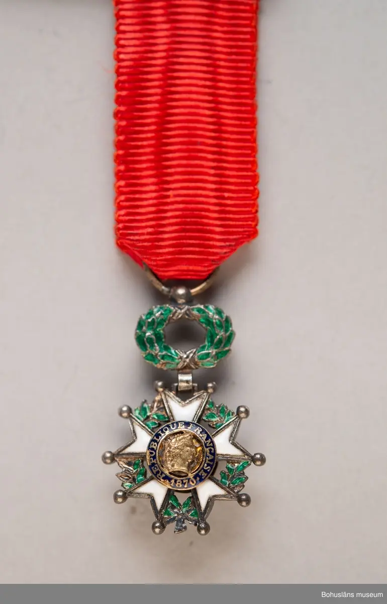 Tolv ordensminiatyrer fördelade och fastsydda på två nålar av guldfärgad metall.

Ur punktnummerkatalogen 1958-1976:
Kapten E. Göransson, Kungsbacka