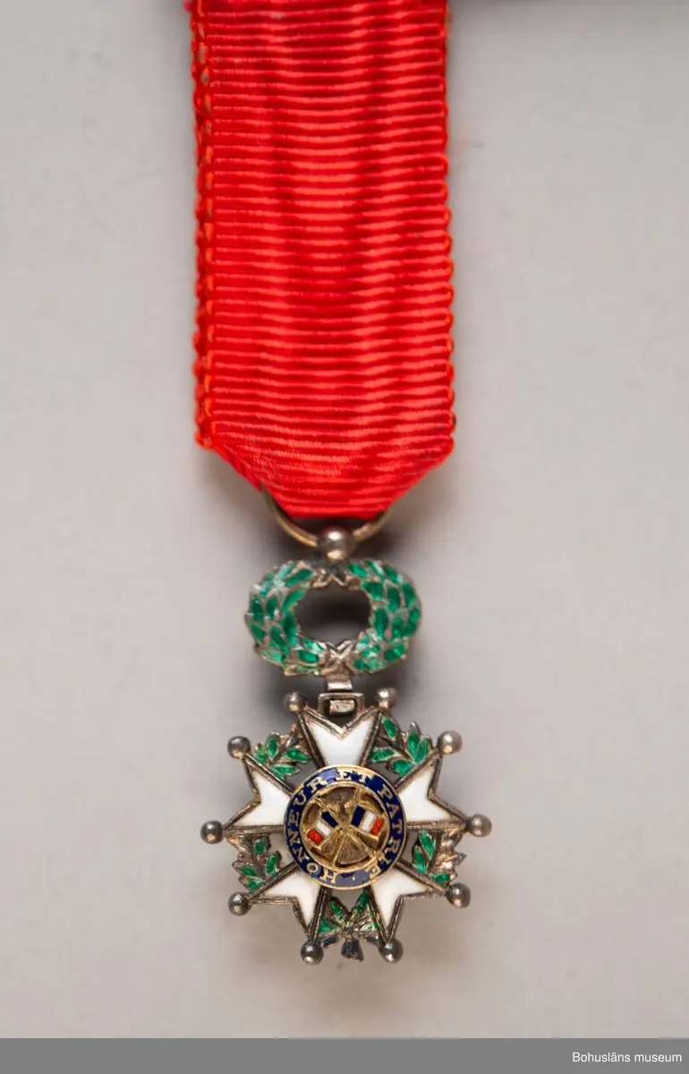 Tolv ordensminiatyrer fördelade och fastsydda på två nålar av guldfärgad metall.

Ur punktnummerkatalogen 1958-1976:
Kapten E. Göransson, Kungsbacka