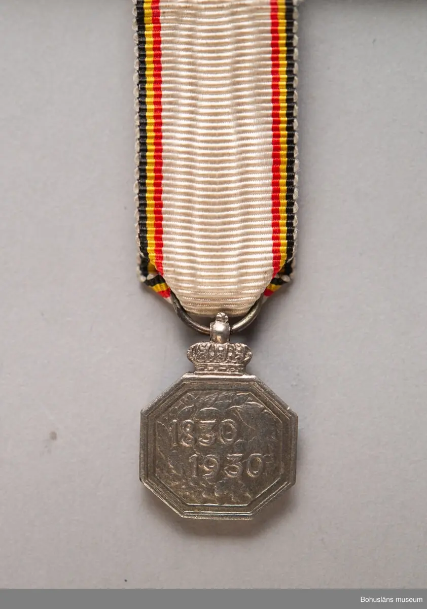 Tolv ordensminiatyrer fördelade och fastsydda på två nålar av guldfärgad metall.

Ur punktnummerkatalogen 1958-1976:
Kapten E. Göransson, Kungsbacka