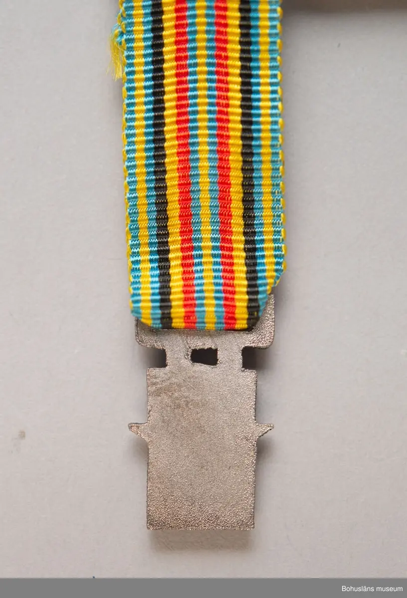 Tolv ordensminiatyrer fördelade och fastsydda på två nålar av guldfärgad metall.

Ur punktnummerkatalogen 1958-1976:
Kapten E. Göransson, Kungsbacka