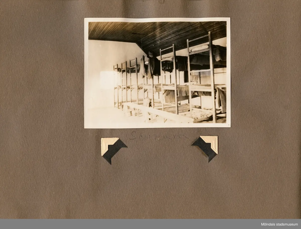 Fotografialbum som tillhört missionären Helga Andreasson. Albumet börjar med bilder från Roodeport 1932.

Helga Andreasson växte upp i Mölndal och efter avslutad skolgång utbildade hon sig till sjuksköterska och diakonissa vid Bräcke diakonianstalt. År 1931 reste hon ut till Zululand i Sydafrika och arbetade där som missionär för Svenska Kyrkans Mission. I närmare 40 år kom Helga Andreasson att arbeta i Sydafrika med kyrka och mission. 

Givaren Lilly Nygren är syster till Helga Andreasson, som var äldsta systern i en barnskara av sex.
Foton, diabilder, böcker mm. efter Helga Andreasson finns förvarade i Föreningsarkivet i Mölndal.