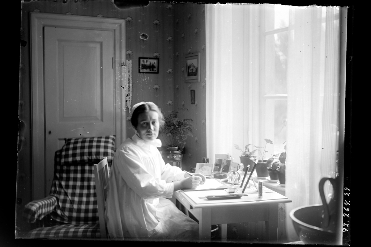 Hålhults sanatorium, interiör, diakonissa, sitter vid skrivbord och skriver