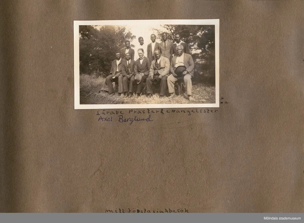 Fotografialbum som tillhört missionären Helga Andreasson. Albumet börjar med bilder från Roodeport 1932.

Helga Andreasson växte upp i Mölndal och efter avslutad skolgång utbildade hon sig till sjuksköterska och diakonissa vid Bräcke diakonianstalt. År 1931 reste hon ut till Zululand i Sydafrika och arbetade där som missionär för Svenska Kyrkans Mission. I närmare 40 år kom Helga Andreasson att arbeta i Sydafrika med kyrka och mission. 

Givaren Lilly Nygren är syster till Helga Andreasson, som var äldsta systern i en barnskara av sex.
Foton, diabilder, böcker mm. efter Helga Andreasson finns förvarade i Föreningsarkivet i Mölndal.