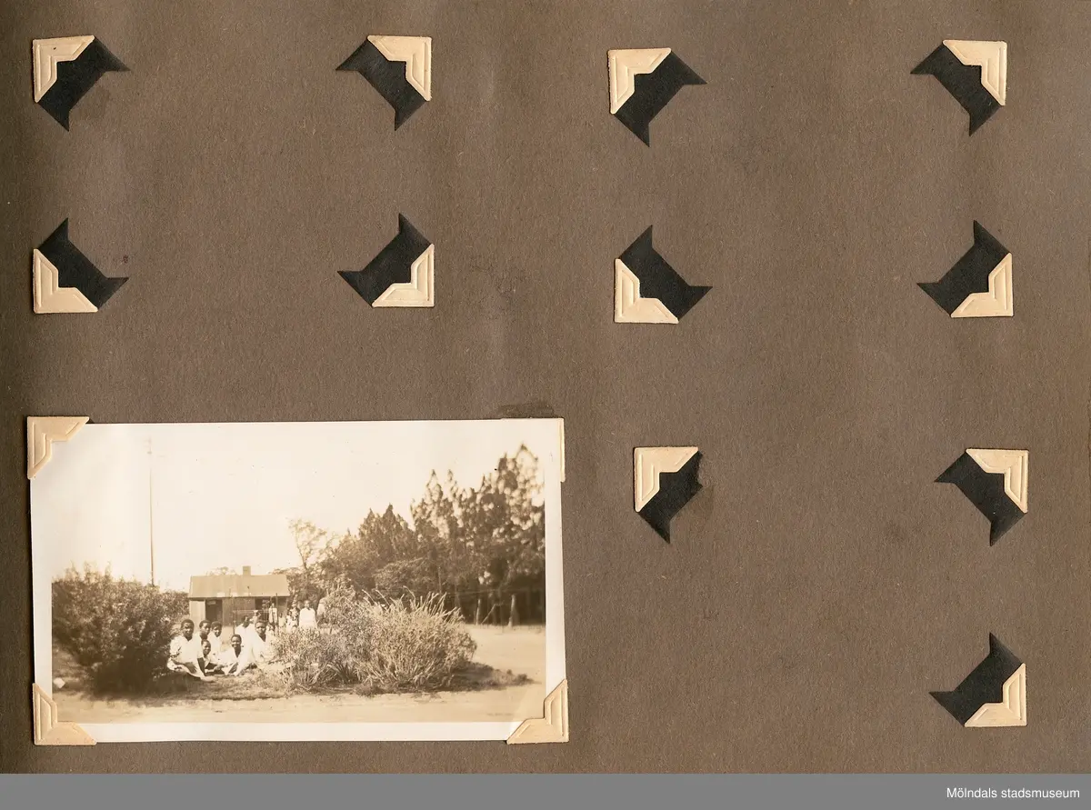 Fotografialbum som tillhört missionären Helga Andreasson. Albumet börjar med bilder från Roodeport 1932.

Helga Andreasson växte upp i Mölndal och efter avslutad skolgång utbildade hon sig till sjuksköterska och diakonissa vid Bräcke diakonianstalt. År 1931 reste hon ut till Zululand i Sydafrika och arbetade där som missionär för Svenska Kyrkans Mission. I närmare 40 år kom Helga Andreasson att arbeta i Sydafrika med kyrka och mission. 

Givaren Lilly Nygren är syster till Helga Andreasson, som var äldsta systern i en barnskara av sex.
Foton, diabilder, böcker mm. efter Helga Andreasson finns förvarade i Föreningsarkivet i Mölndal.