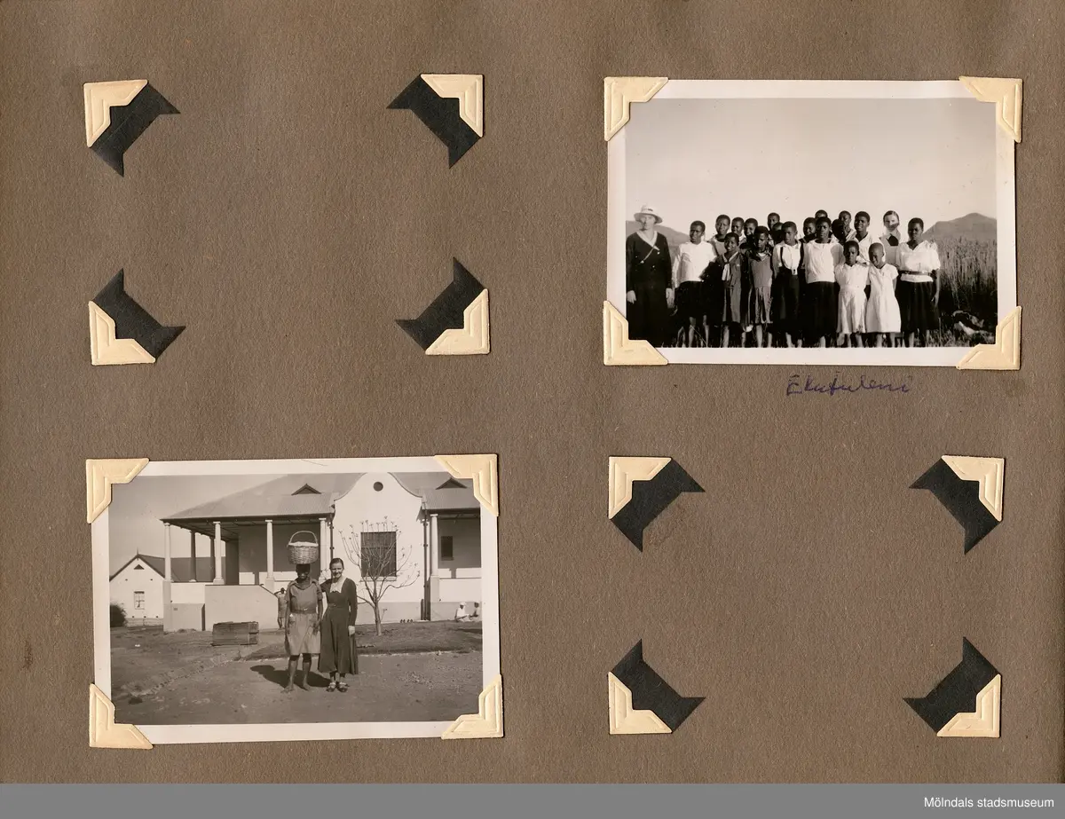 Fotografialbum som tillhört missionären Helga Andreasson. Albumet börjar med bilder från Roodeport 1932.

Helga Andreasson växte upp i Mölndal och efter avslutad skolgång utbildade hon sig till sjuksköterska och diakonissa vid Bräcke diakonianstalt. År 1931 reste hon ut till Zululand i Sydafrika och arbetade där som missionär för Svenska Kyrkans Mission. I närmare 40 år kom Helga Andreasson att arbeta i Sydafrika med kyrka och mission. 

Givaren Lilly Nygren är syster till Helga Andreasson, som var äldsta systern i en barnskara av sex.
Foton, diabilder, böcker mm. efter Helga Andreasson finns förvarade i Föreningsarkivet i Mölndal.