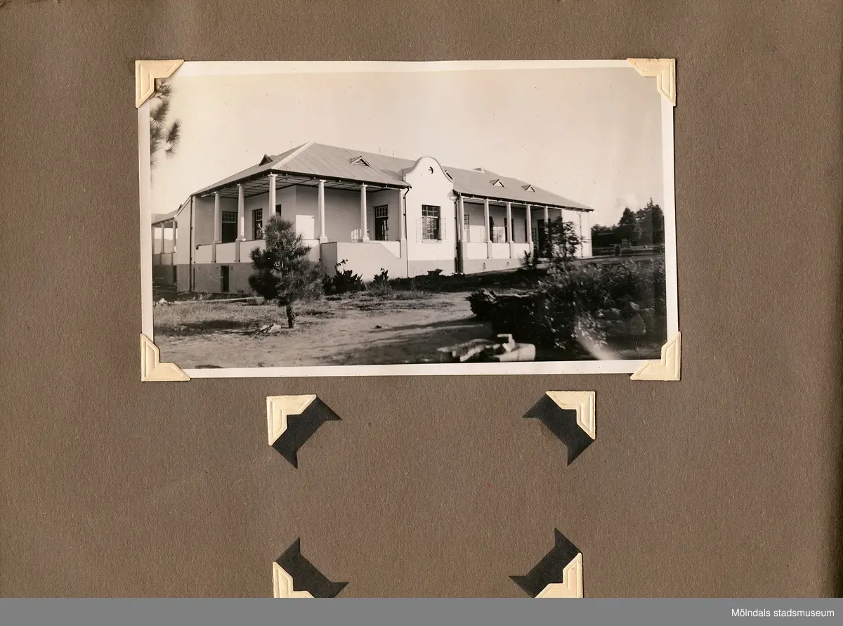Fotografialbum som tillhört missionären Helga Andreasson. Albumet börjar med bilder från Roodeport 1932.

Helga Andreasson växte upp i Mölndal och efter avslutad skolgång utbildade hon sig till sjuksköterska och diakonissa vid Bräcke diakonianstalt. År 1931 reste hon ut till Zululand i Sydafrika och arbetade där som missionär för Svenska Kyrkans Mission. I närmare 40 år kom Helga Andreasson att arbeta i Sydafrika med kyrka och mission. 

Givaren Lilly Nygren är syster till Helga Andreasson, som var äldsta systern i en barnskara av sex.
Foton, diabilder, böcker mm. efter Helga Andreasson finns förvarade i Föreningsarkivet i Mölndal.