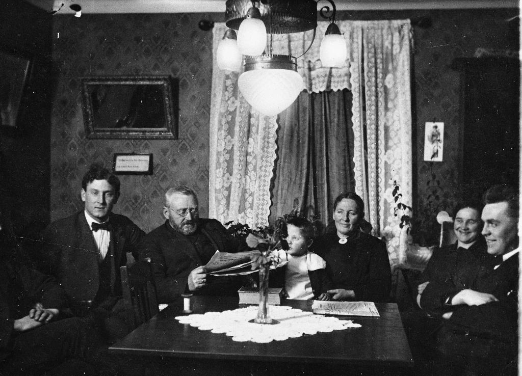 Interiør frå Bryne hos Sven Ødegård.
F. v. : Stein Ødegård, gamle Sven Ødegård og kona Ingeborg, Svein Ødegård son til Arne Ødegård. Biletet er frå ca 1925.
