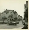 Västerås. Vasagatan mot söder i korsningen med Domkyrkoesplanaden. 1960.