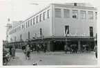 Västerås. Smedjegatan mot väster, från korsningen Vasagatan. C:a 1960.