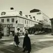 Västerås. Stora gatan mot öster från korsningen Köpmangatan.
Hovjuvelerare Hallbergs butik, Tempo m.fl. 1962.