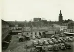 Västerås. Fabriksbyggnad och bilparkering. 1940-1950-tal.