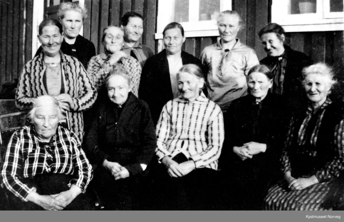 Bak fra venstre: Anna Aune, Kristianna Engan, Sofie Vaagan, Eline Vaagan, Anna Stein, Jensine Sør-Engan og Josefine Kristiansen. Foran fra venstre: Oline Engan, Maja Sverdrup, Petra Rones og Nora Aune