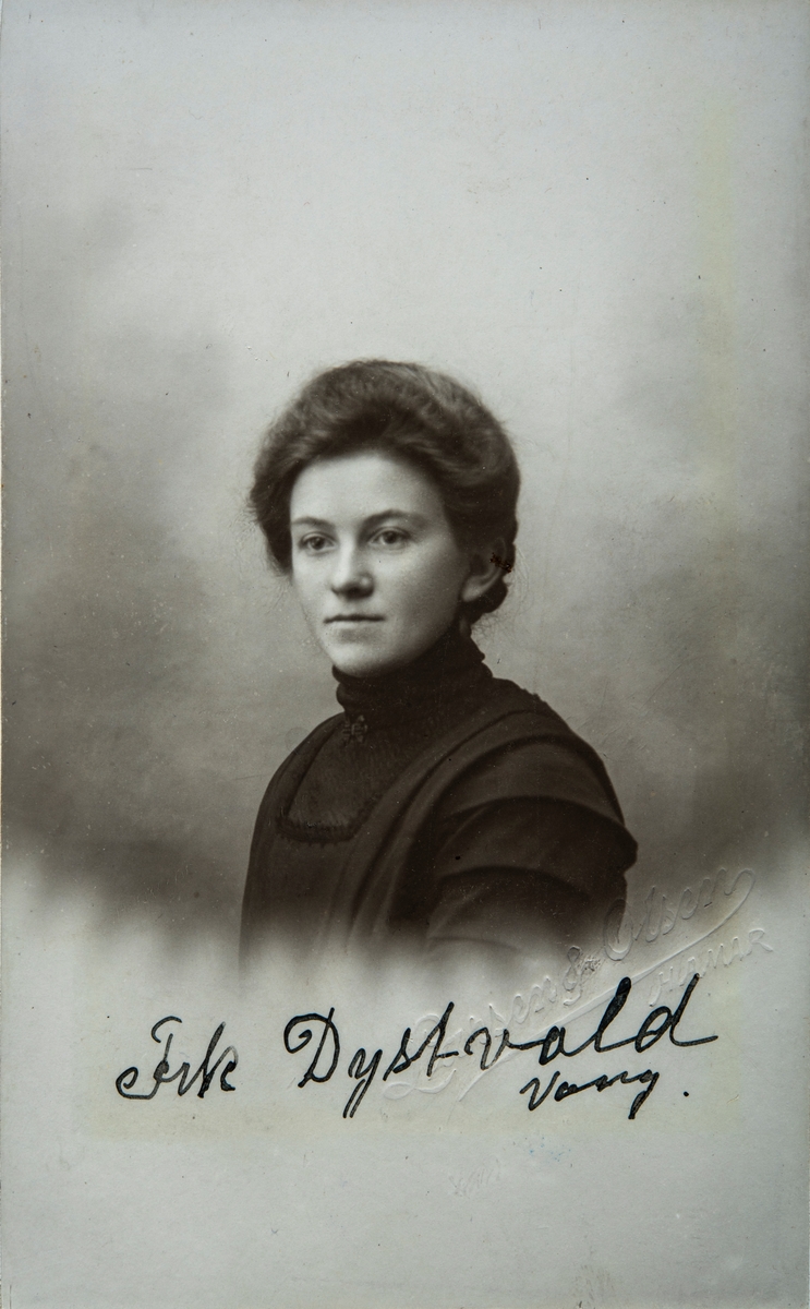 Portrett Frøken Marie Dystvold, Dystvold Ø, 82/5, Vang.
