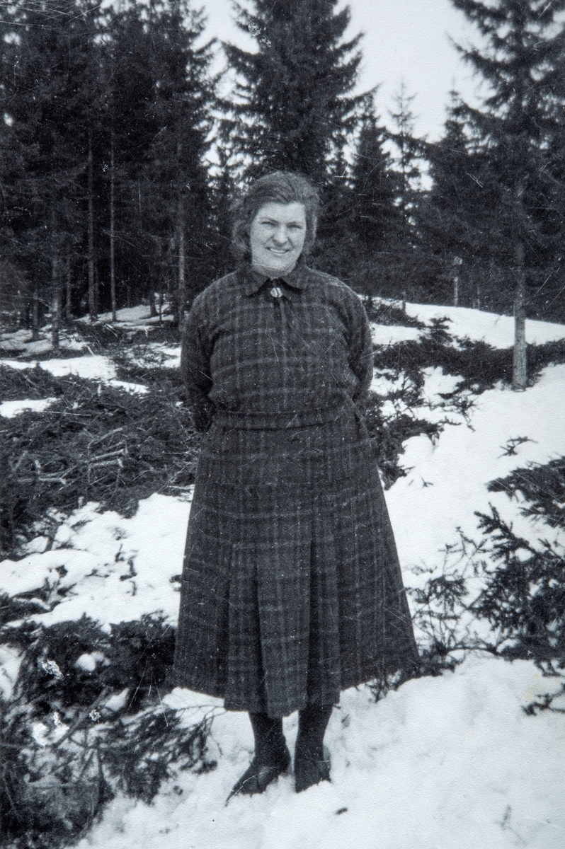 Portrett hel figur, Martha Nordstad, 80/4 Nordstad