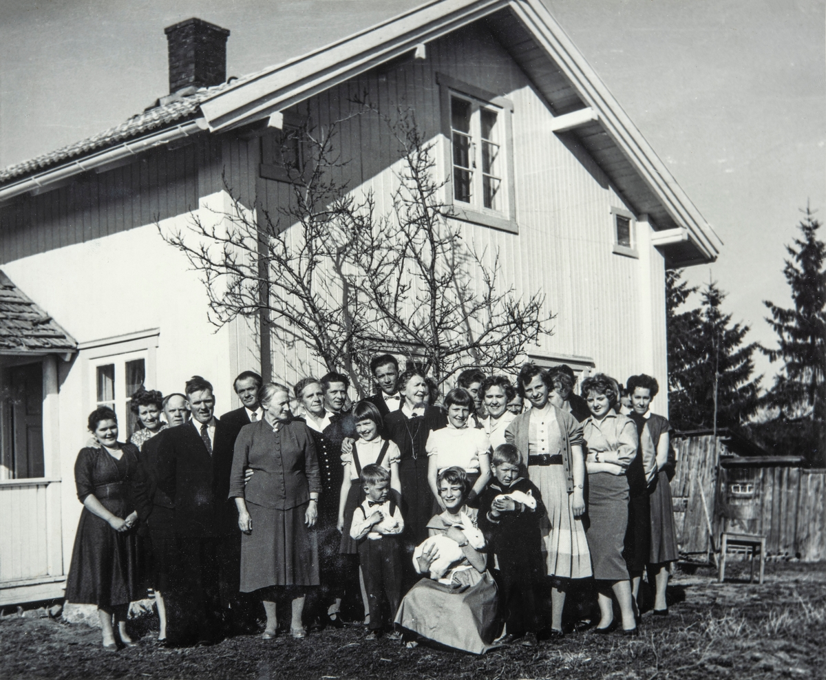 Gruppebilde tatt i Turid Nordstads konfirmasjon i 1959.
Fra venstre: Magda Dystvold, Marie Nordstad, Sverre Torpe, Oluf Nordstad, Jens Kirkeby, Martha Tomter, Helga Kirkeby, Jens Dystvold, Marit Nordstad, Svein Erik Nordstad, Reidun Nordstad, Hans Kirkeby, Berthe Kirkeby, Erik Nordstad, Agnes Nordstad, Odd Nordstad, Marit Kulsvehagen, Astrid Nilsen, Eli Nilsen, Bjarne Nilsen og Jorun Tomter. 
Bildet er tatt på Nordstad 80/4.