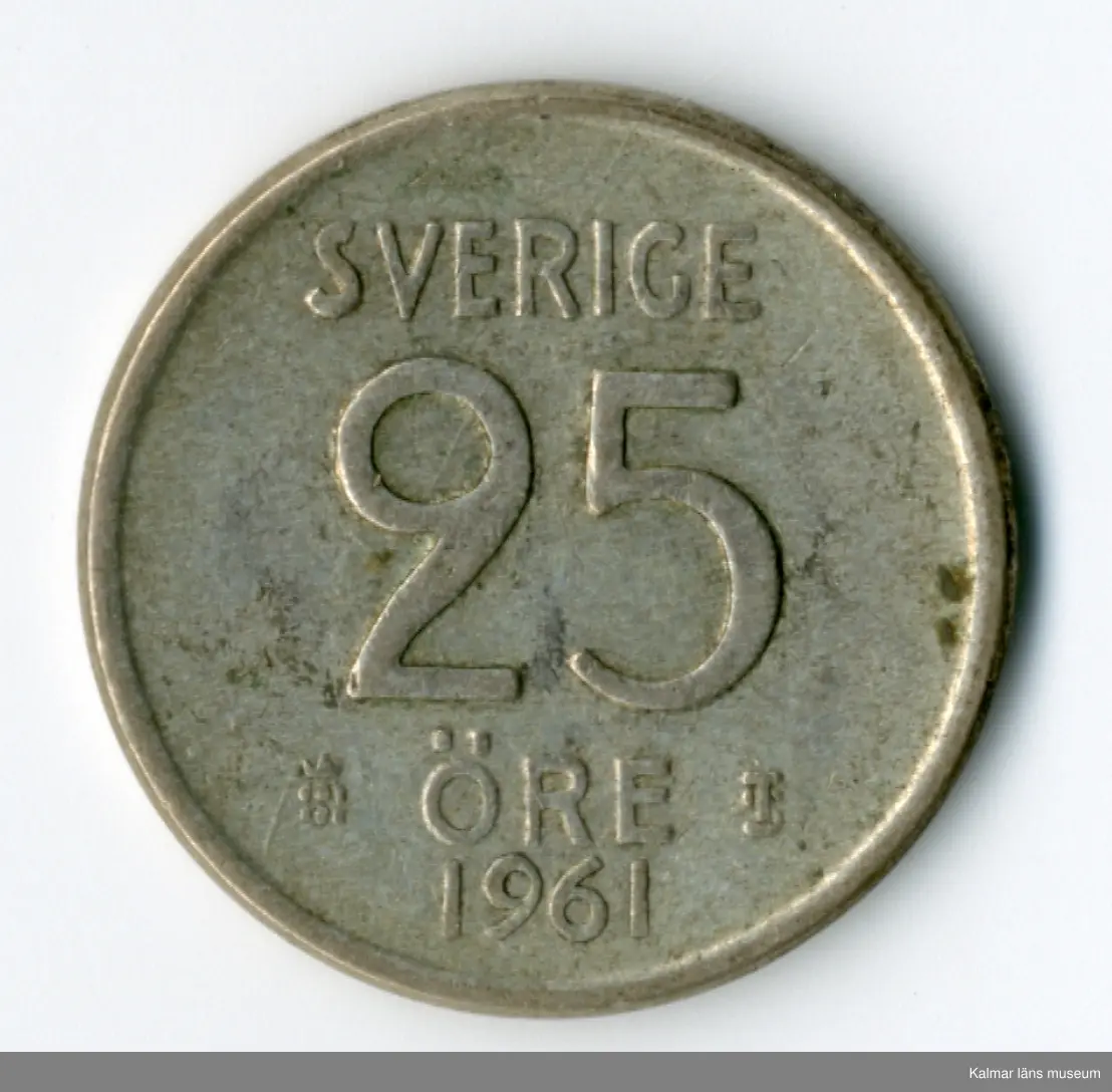 KLM 46167:67 Mynt, av metall, 25 öre. Utgiven 1961. Under Gustaf VI Adolfs tid.
