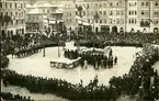 Vykort över invigningen och avtäckningen av Gustaf II Adolf staty på Stora torget i Sundsvall.