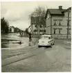 Korsningen Vasagatan (rakt fram) - Norra Ringvägen i Västerås, (Gåsmyrevreten). Trafikpolis står på vägen. 1960-tal.