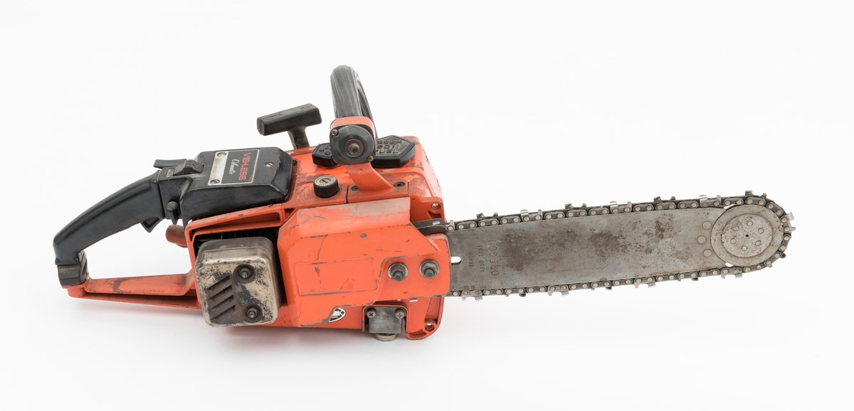 Motorsag av typen Echo CS 451VL med påmontert sverd og sagkjede. For registrator ser saga ut til å være komplett.  Sagas komponenter er i hovedsak av metall, noen deler i hardplast og gummi. Saga har liggende sylinder i bakkant av motorkroppen med  eksospotte (lyddemper) vendt ut på høyres side. Tennpluggen ses rett inn for det bakre håndtaket. Luftfilteret er plassert på venstre side av sagkroppen. Oljetank og bensintank er plassert framme på sagkroppen med påfylling oppå. (Bensintanken  er helt i front.) Bakre håndtak er utformet som et pistolgrep med gasshendel montert i håndtaket. Festepunktene for håndtaket er utstyrt med vibrasjonsdempende gummielementer. Fremre bøyle, som omslutter saga, er på undersiden av sagkroppen festet til en metallramme. Bøylen strekker seg fra undersiden til utsiden av sagas venstre side, deretter over olje- og bensintanken til innfestingen på høyre side oppe på sagkroppen. Gummielementer i bøylens festepunkter reduserer vibrasjonene fra motoren og sagkjedet. Bøylen er polstret med et riflete gummibelegg. 

Saga har utvendig justerings av tomgangshastigheten og oljetilførsel. 
For en mer detaljert innsikt i sagas bruk og tekniske spesifikasjoner, se vedlagt instruksjonshefte (engelsk) under fanen "Referanser til filer".

Ut fra en medfølgende lapp til saga og andre kilder, gjengis det her noen tekniske spesifikasjoner: 
Sylindervolum: 44,3 kubikkcentimeter
Vekt: 6,5 kg / 5,1 kg (tomme tanker, uten sverd og kjede) 
Bensintank: 0,57 liter.
Olje: 0,25 liter.