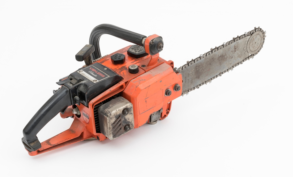 Motorsag av typen Echo CS 451VL med påmontert sverd og sagkjede. For registrator ser saga ut til å være komplett.  Sagas komponenter er i hovedsak av metall, noen deler i hardplast og gummi. Saga har liggende sylinder i bakkant av motorkroppen med  eksospotte (lyddemper) vendt ut på høyres side. Tennpluggen ses rett inn for det bakre håndtaket. Luftfilteret er plassert på venstre side av sagkroppen. Oljetank og bensintank er plassert framme på sagkroppen med påfylling oppå. (Bensintanken  er helt i front.) Bakre håndtak er utformet som et pistolgrep med gasshendel montert i håndtaket. Festepunktene for håndtaket er utstyrt med vibrasjonsdempende gummielementer. Fremre bøyle, som omslutter saga, er på undersiden av sagkroppen festet til en metallramme. Bøylen strekker seg fra undersiden til utsiden av sagas venstre side, deretter over olje- og bensintanken til innfestingen på høyre side oppe på sagkroppen. Gummielementer i bøylens festepunkter reduserer vibrasjonene fra motoren og sagkjedet. Bøylen er polstret med et riflete gummibelegg. 

Saga har utvendig justerings av tomgangshastigheten og oljetilførsel. 
For en mer detaljert innsikt i sagas bruk og tekniske spesifikasjoner, se vedlagt instruksjonshefte (engelsk) under fanen "Referanser til filer".

Ut fra en medfølgende lapp til saga og andre kilder, gjengis det her noen tekniske spesifikasjoner: 
Sylindervolum: 44,3 kubikkcentimeter
Vekt: 6,5 kg / 5,1 kg (tomme tanker, uten sverd og kjede) 
Bensintank: 0,57 liter.
Olje: 0,25 liter.