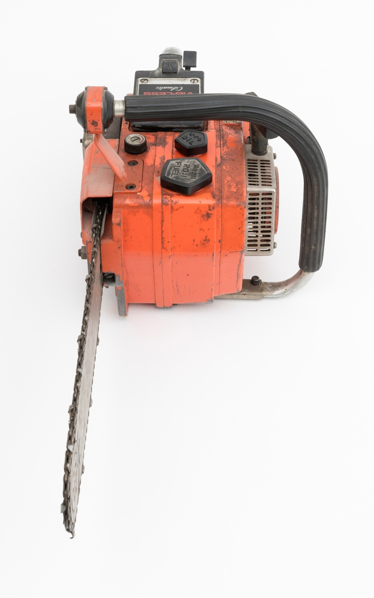 Motorsag av typen Echo CS 451VL med påmontert sverd og sagkjede. For registrator ser saga ut til å være komplett.  Sagas komponenter er i hovedsak av metall, noen deler i hardplast og gummi. Saga har liggende sylinder i bakkant av motorkroppen med  eksospotte (lyddemper) vendt ut på høyres side. Tennpluggen ses rett inn for det bakre håndtaket. Luftfilteret er plassert på venstre side av sagkroppen. Oljetank og bensintank er plassert framme på sagkroppen med påfylling oppå. (Bensintanken  er helt i front.) Bakre håndtak er utformet som et pistolgrep med gasshendel montert i håndtaket. Festepunktene for håndtaket er utstyrt med vibrasjonsdempende gummielementer. Fremre bøyle, som omslutter saga, er på undersiden av sagkroppen festet til en metallramme. Bøylen strekker seg fra undersiden til utsiden av sagas venstre side, deretter over olje- og bensintanken til innfestingen på høyre side oppe på sagkroppen. Gummielementer i bøylens festepunkter reduserer vibrasjonene fra motoren og sagkjedet. Bøylen er polstret med et riflete gummibelegg. 

Saga har utvendig justerings av tomgangshastigheten og oljetilførsel. 
For en mer detaljert innsikt i sagas bruk og tekniske spesifikasjoner, se vedlagt instruksjonshefte (engelsk) under fanen "Referanser til filer".

Ut fra en medfølgende lapp til saga og andre kilder, gjengis det her noen tekniske spesifikasjoner: 
Sylindervolum: 44,3 kubikkcentimeter
Vekt: 6,5 kg / 5,1 kg (tomme tanker, uten sverd og kjede) 
Bensintank: 0,57 liter.
Olje: 0,25 liter.