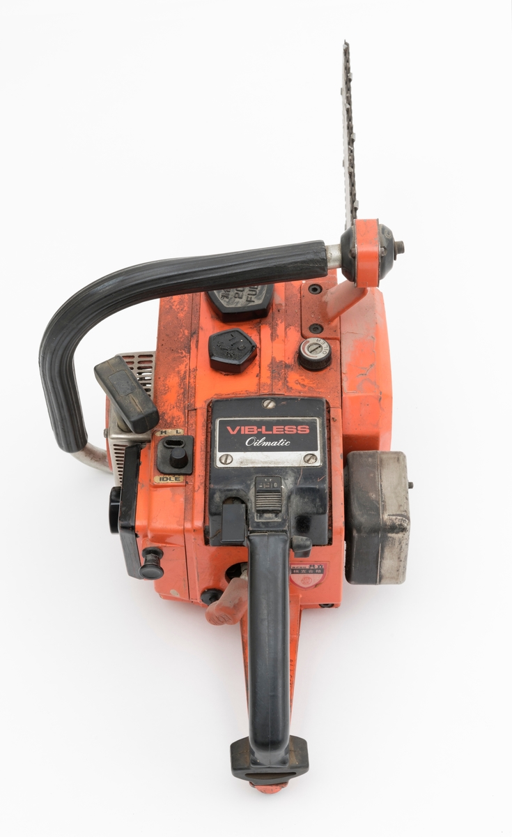 Motorsag av typen Echo CS 451VL med påmontert sverd og sagkjede. For registrator ser saga ut til å være komplett.  Sagas komponenter er i hovedsak av metall, noen deler i hardplast og gummi. Saga har liggende sylinder i bakkant av motorkroppen med  eksospotte (lyddemper) vendt ut på høyres side. Tennpluggen ses rett inn for det bakre håndtaket. Luftfilteret er plassert på venstre side av sagkroppen. Oljetank og bensintank er plassert framme på sagkroppen med påfylling oppå. (Bensintanken  er helt i front.) Bakre håndtak er utformet som et pistolgrep med gasshendel montert i håndtaket. Festepunktene for håndtaket er utstyrt med vibrasjonsdempende gummielementer. Fremre bøyle, som omslutter saga, er på undersiden av sagkroppen festet til en metallramme. Bøylen strekker seg fra undersiden til utsiden av sagas venstre side, deretter over olje- og bensintanken til innfestingen på høyre side oppe på sagkroppen. Gummielementer i bøylens festepunkter reduserer vibrasjonene fra motoren og sagkjedet. Bøylen er polstret med et riflete gummibelegg. 

Saga har utvendig justerings av tomgangshastigheten og oljetilførsel. 
For en mer detaljert innsikt i sagas bruk og tekniske spesifikasjoner, se vedlagt instruksjonshefte (engelsk) under fanen "Referanser til filer".

Ut fra en medfølgende lapp til saga og andre kilder, gjengis det her noen tekniske spesifikasjoner: 
Sylindervolum: 44,3 kubikkcentimeter
Vekt: 6,5 kg / 5,1 kg (tomme tanker, uten sverd og kjede) 
Bensintank: 0,57 liter.
Olje: 0,25 liter.