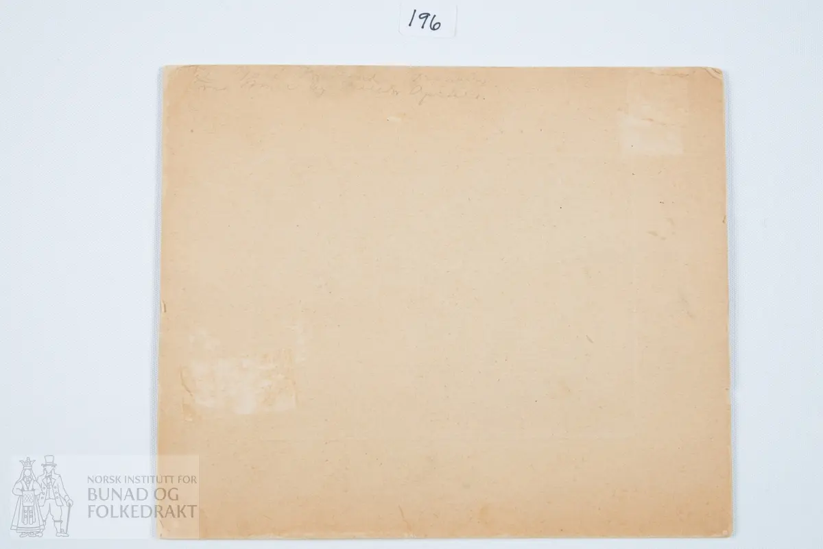 Gruppebilde, bryllup. Brud med perlekrone, brudgom, spelemann med hardingfele. Tidlig 1900-tall. Spelemann er Svein Lutro (1850-1929).
Skrevet bakpå: Til Guri Kjerland Granvin. Fra Anna og Halldor Opedal.