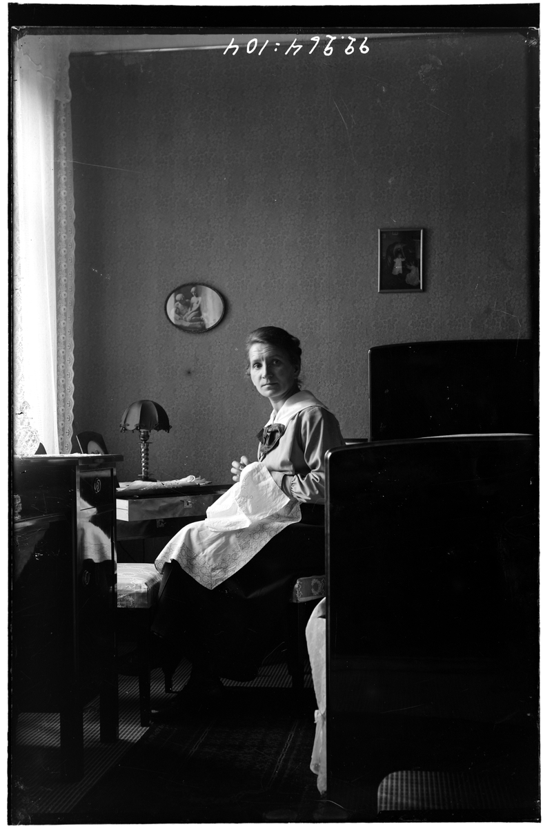 Hålahult sanatorium, interiör, kvinna sitter och handarbetar, privatakläder