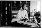 Hålahult sanatorium, interiör, underläkare E. Törnell 1/7 1918 - 7/10 1921 sitter vid ett skrivbord