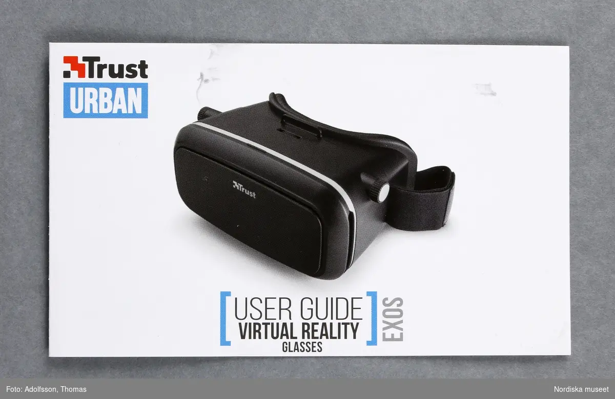 Virtuella glasögon (A-D)

A)Virtuella glasögon av plast. Cyklopformade, med remmar för att spänna fast vid huvudet. Avsedda att använda tillsammans med en smartphone (mobiltelefon), som placeras i ett fack framtill på glasögonen. För ungdomar eller vuxna från 13 år och uppåt. För att få en virtuell upplevelse krävs först att man laddar ned en applikation på internet www.trust.com/virutalreality. Två bilder framträder då framför vardera ögat. När man tittar genom glasögonens båda linser ger bilderna tillsammans en tredimensionell upplevelse av spel, filmer och video. Man får en känsla av att befinna sig i en annan värld. På sidorna av glasögonen finns två vred för inställning av skärpan. B) Säkerhetsföreskrifter C-D)bruksanvisning 

Kartong (332.989 a-b) och torkduk (332.990) ingår i förvärvet.
/Karin Dern 2018-06-11