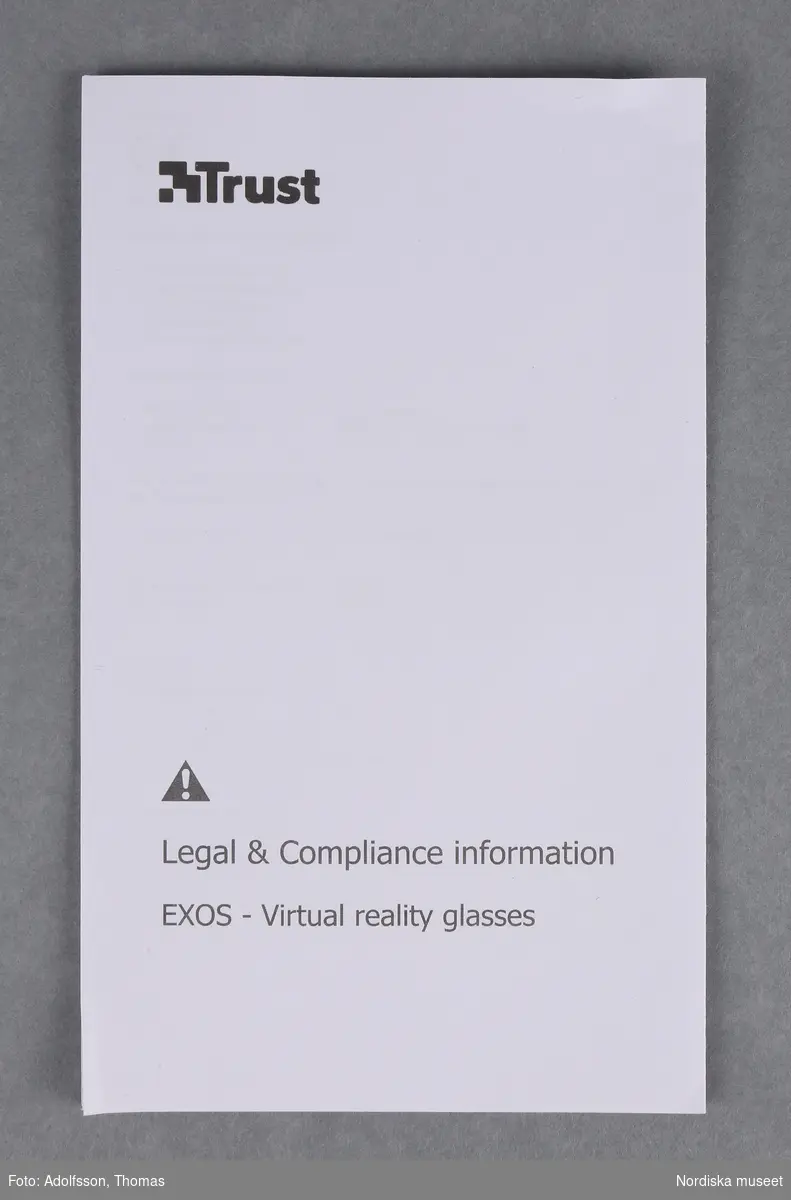 Virtuella glasögon (A-D)

A)Virtuella glasögon av plast. Cyklopformade, med remmar för att spänna fast vid huvudet. Avsedda att använda tillsammans med en smartphone (mobiltelefon), som placeras i ett fack framtill på glasögonen. För ungdomar eller vuxna från 13 år och uppåt. För att få en virtuell upplevelse krävs först att man laddar ned en applikation på internet www.trust.com/virutalreality. Två bilder framträder då framför vardera ögat. När man tittar genom glasögonens båda linser ger bilderna tillsammans en tredimensionell upplevelse av spel, filmer och video. Man får en känsla av att befinna sig i en annan värld. På sidorna av glasögonen finns två vred för inställning av skärpan. B) Säkerhetsföreskrifter C-D)bruksanvisning 

Kartong (332.989 a-b) och torkduk (332.990) ingår i förvärvet.
/Karin Dern 2018-06-11
