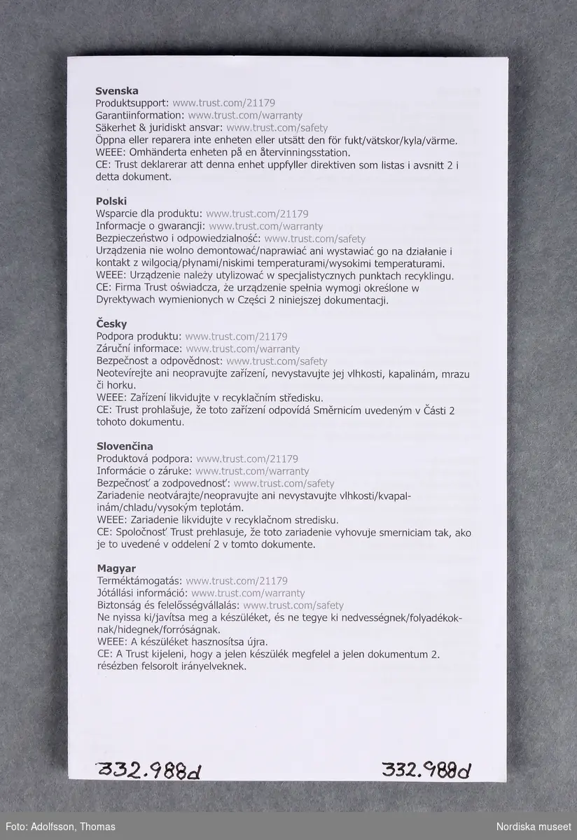 Virtuella glasögon (A-D)

A)Virtuella glasögon av plast. Cyklopformade, med remmar för att spänna fast vid huvudet. Avsedda att använda tillsammans med en smartphone (mobiltelefon), som placeras i ett fack framtill på glasögonen. För ungdomar eller vuxna från 13 år och uppåt. För att få en virtuell upplevelse krävs först att man laddar ned en applikation på internet www.trust.com/virutalreality. Två bilder framträder då framför vardera ögat. När man tittar genom glasögonens båda linser ger bilderna tillsammans en tredimensionell upplevelse av spel, filmer och video. Man får en känsla av att befinna sig i en annan värld. På sidorna av glasögonen finns två vred för inställning av skärpan. B) Säkerhetsföreskrifter C-D)bruksanvisning 

Kartong (332.989 a-b) och torkduk (332.990) ingår i förvärvet.
/Karin Dern 2018-06-11