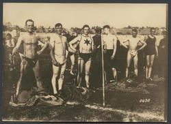 Soldater i underkläder med gevär