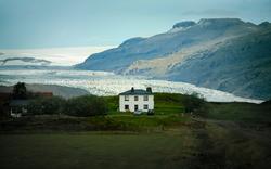 The Arctic – While the ice is melting. Utställningens centrala del är utformad som ett stort isberg, med en djup spricka mellan då och nu. Som besökare vandrar du in i isberget och genom sprickan, där...