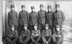 Bilete frå militærteneste - "eksersisen".
Bak f. v. Kjetil S