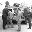 Japanskt studiebesök den 15 juni 1971.
Besöket avslutades med att gästerna fick åka pbv till kaserngården och lunch på officersmässen.
Frv mj Moberg, genlt Ohkawara, mj Takamoto och kn Forsman.