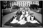 Hålahult sanatorium, exteriör, gruppfoto på personal framför huvudbyggnad, bakre rad nr. tre från vänster Hanna Johansson kökföreståndarinna 15/2 1913 -> sittande från vänster syster Rut Larsson 1/7 1914 ->